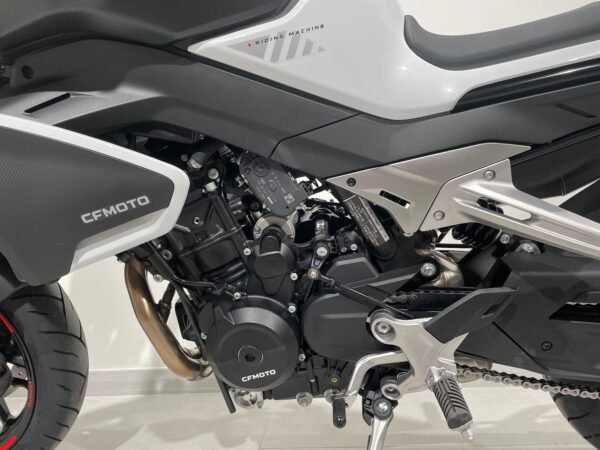 CFMOTO 800NK Advanced - Imagen 12